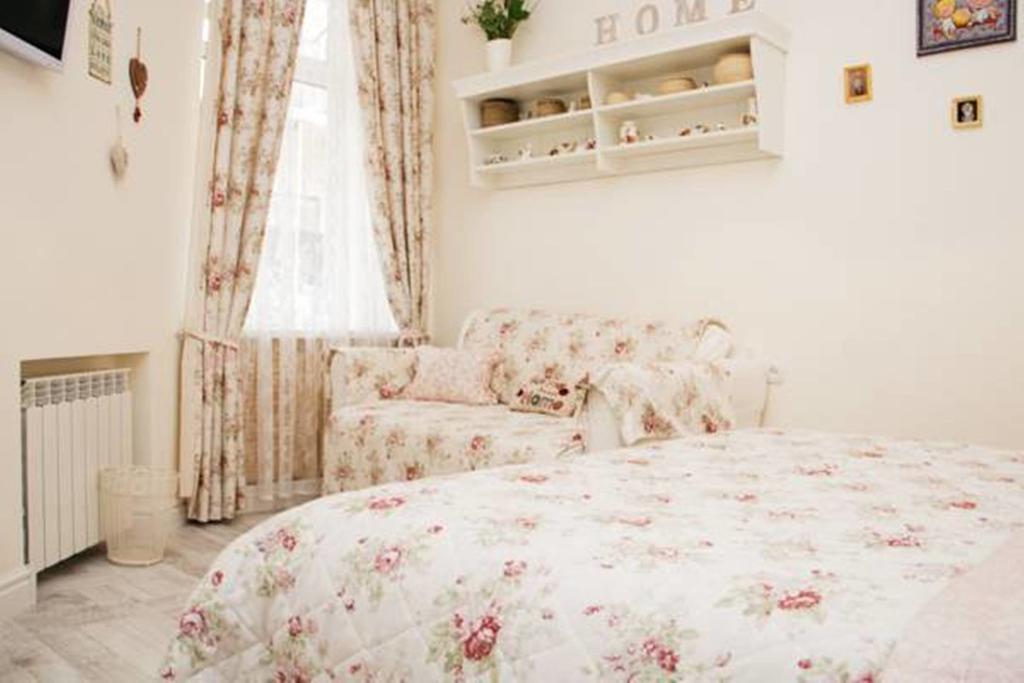 Romantic Apartment On Rynok Square With Air-Conditioning Lviv Room photo